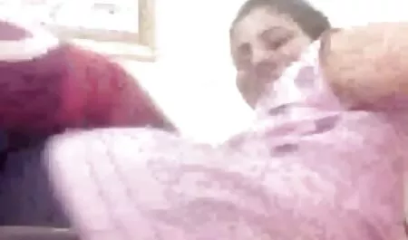 بصق المدرب في مؤخرة رياضي بعمق سكس اجنبي الجنس الثالث على الأريكة.