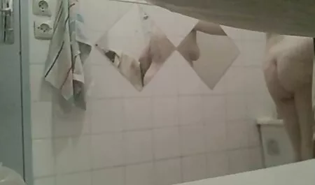 شخص بالغ ، أغلقت على ركبتها ، وضعت كس فيلم جنس اجنبي في أيدي زوجين شابين.