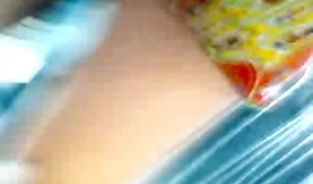 المرأة افلام اجنبية جنس في سترة زرقاء شفط المسمار الفم.