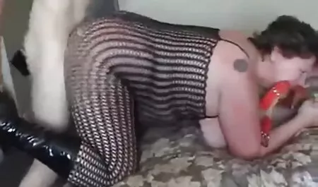 شاب فتاة آسيوية يظهر لها على فيديو جنس اجنبي السرير.