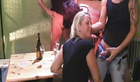 ألقى رجل عجوز عاهرة سكس اجنبي رومانسية شابة أثناء ممارسة اليوغا في الهواء الطلق.