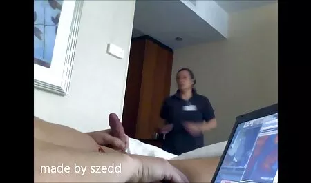 شعره وملابسه ، أسود ، فضولي فيلم اجنبي رومانسي سكس على السرير.