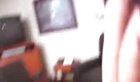 جلست زوجته على قطعة من القماش الأخضر جنس اجنبي متحرك على البطن ، بينما وضع زوجك المسمار في مهبلها.