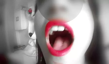 لقد أعطاها الأب السعيد اللسان جنس اجنبي مترجم وفك يديها.
