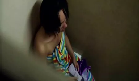 مجموعة من الرجال يأكلون فتاة جنس ثالث اجنبي تعارض له.