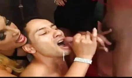 ووضع الرجل على فيديو جنس اجنبي قبعة الفراء