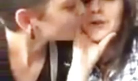 البنادق مقطع جنس اجنبي لعبة والنفط التمسيد مقعد في الحمام.