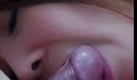 العاهرة أخذت سكس رومنسي مترجم للعربية يد الفتاة في بوسها لطيف و يئن