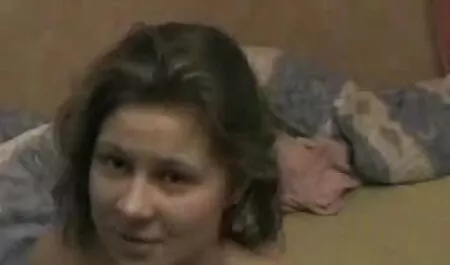 فتاة صغيرة لرجل يبلغ من العمر جنس ثالث اجنبي سعيد