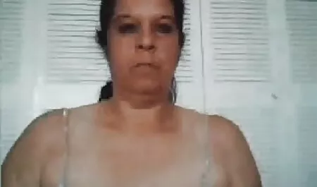 المرأة مع الشعر البني في الزجاج في قميص أسود, وضعت جنس اباحي اجنبي يدها في مؤخرتها أمام الكاميرا.
