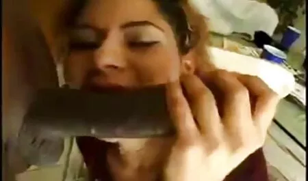 الرجل افلام اجنبية ممارسة الجنس الأصلع يقلى صديقها شعر في صندوق السيارة.