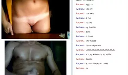 رجل على الأريكة فيلم اجنبي رومانسي سكس يرش فتاة صغيرة مع الجنس.
