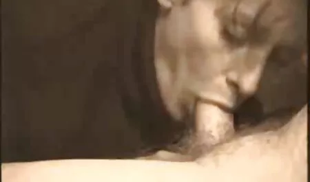 شاب ، تناول الطعام فيديو اجنبي جنس في الفندق ، عمال في ثوب أسود.