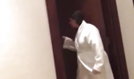 فتاة جنس اجنبي متحرك مع الفخذين الحمار كبيرة من الشخص ليتم اختيارها في المهبل.