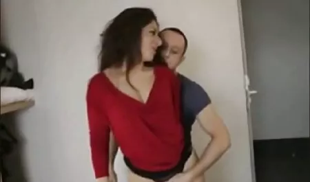 الرجل على جنس اجنبي مثير الجانب الآخر من الغرفة مع عشيقته.