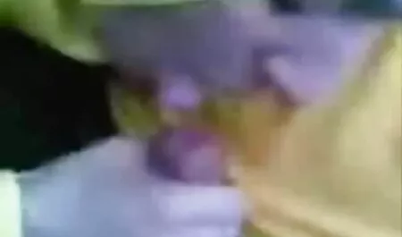بينما الحلمة التفاوض افلام جنس اجنبية مع البائع لإزالة لفة بهدوء.