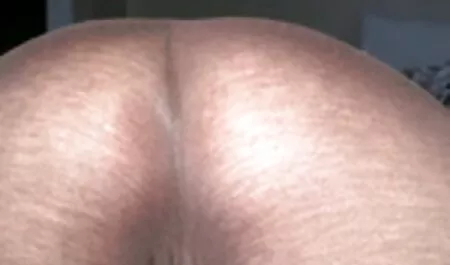 الجمال في تنورة قررت تغيير الملابس جنس اجنبي سكس في المقصورة مع البحر