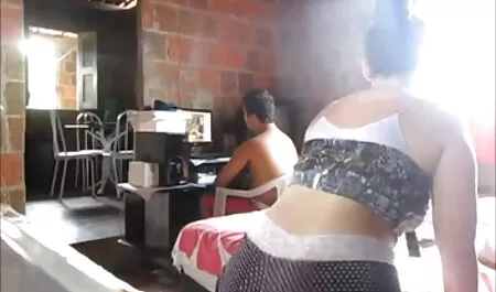 بالنسبة له جنس اجنبى تهانينا مع الزهور والحلوى.