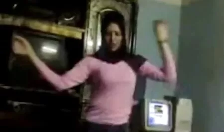 اثنين من الطلاب ممارسة الجنس مع شاب في حمام السباحة. جنس اجنبي وعربي