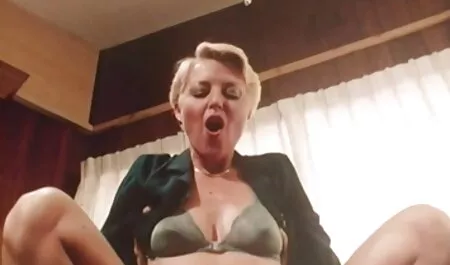 النساء أحمر الشعر ، ويأتي رجل مع الدجاج اليدين الساقين و كبير الثدي افلام اجنبية جنس لأصدقائه.