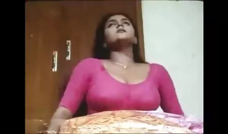العاطفة للبالغين قصيرة وضع فلم جنس اجنبي الشعر على الجانب السفلي من القضيب من امرأة شابة.