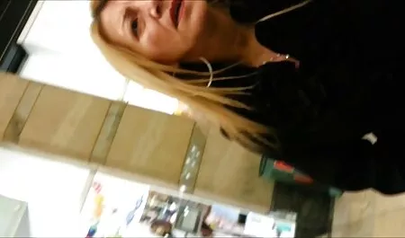 الزوج الشهير يأكل زوجته بينما سكس وجنس اجنبي هي نائمة.