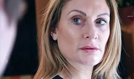 الرجل العجوز كان مشغولا جدا مع افلام جنس اجنبية عاهرة شابة.