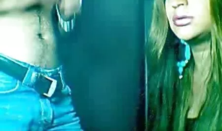 الرجل بهدوء سحب من الغرباء ، افلام جنس اجنبي تحت الطاولة.