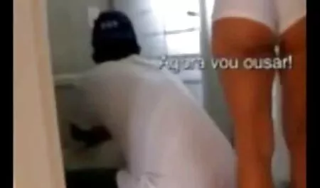 رجل يقبل امرأة جميلة جنس اجنبي مترجم في الطبيعة ويأكل بقرة مصابة بالسرطان.