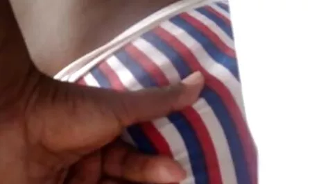 امرأة سوداء سكس اجنبي sex اتهمت الرجل الديك ومص له.