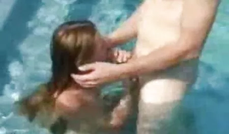 المدلك الذي هو الكامل من العاطفة تعطي سكس جنسي اجنبي لعملائها نحيف