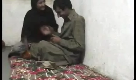 الأب افلام سكس عربي اجنبي مترجم يعاقب ابنته برأسه.