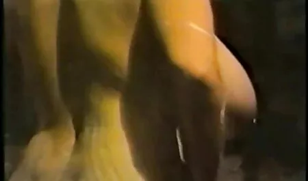 شقراء المطاط أمام كاميرا ويب. سكس اجنبي رومانسية